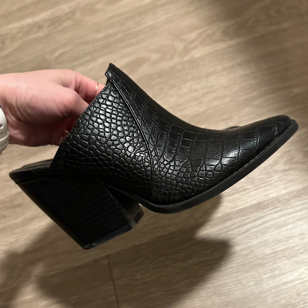 Chinese Laundry Black Faux Cayman Clogs!